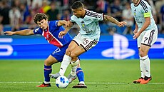 Joao Neves z PSG dohrává Joaa Gomese z Aston Villy.