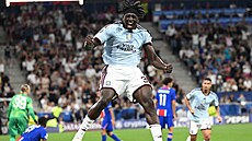Sedmnáctiletý Brian Madjo z Aston Villy slaví svoji trefu do sít� PSG v zápase...