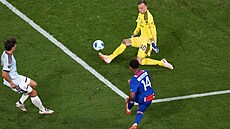 Désiré Doué skóruje v zápase s Aston Villou.