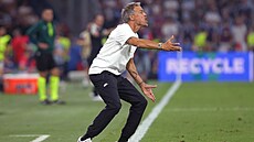 Trenér PSG Luis Enrique b�hem zápasu s Aston Villou.