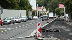 Rekonstrukce Radlické ulice komplikuje dopravu. Auta jezdí po kolejích