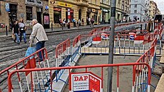 Oprava chodníku na Strossmayerov� nám�stí komplikuje pohyb zejména star�ím...
