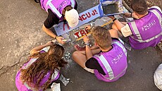 Mozaiku s nápisem �Tancuj!� vytvo�ili streetartisté v Brn� také na t�íd�...