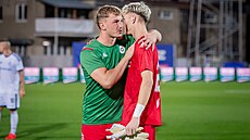 Debutant Richard Ka�ík s rezervním branká�em Ji�ím Borkem v zápase Artisu Brno...