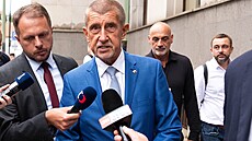 Premiér Andrej Babi� p�ed jednáním s ministryní financí Alenou Schillerovou...