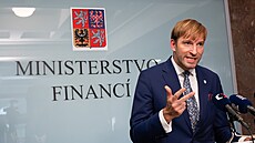 Adam Vojt�ch po jednání s ministryní financí Alenou Schillerovou (19. srpna...