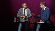 Zleva poslanec Ulrich Siegmund ze strany AfD, která vévodí pr�zkum�m. Premiér...