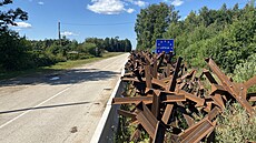 Cedule s nápisem �Latvijas� a protitankové zábrany stojí na hranici Loty�ska s...