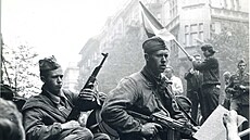 Lidé se 21. srpna 1968 shromá�dili p�ed budovou �eskoslovenského rozhlasu.