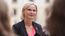 Prezident Petr Pavel ve st�edu odpoledne na Pra�ském hrad� p�ijal ministryni...