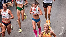 Tereza Hrochová na trati maratonu na mistrovství Evropy v Birminghamu