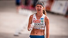 Vy�erpaná Tereza Hrochová v cíli maratonu na mistrovství Evropy v Birminghamu