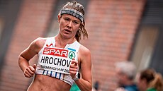 Tereza Hrochová na trati maratonu na mistrovství Evropy v Birminghamu