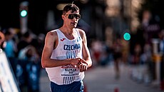 Chodec Albert Kukla na trati p�lmaratonu na mistrovství Evropy v Birminghamu