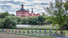 Peloton West Bohemia Tour projí�dí kolem klá�tera Mariánská Týnice.
