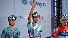 Tomá� P�idal zdraví fanou�ky p�i týmové prezentaci p�ed 1. etapou Czech Tour.