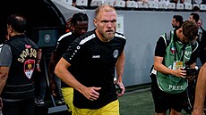 Hradecký úto�ník Mick van Buren nastupuje na trávník v Istanbulu.