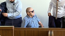 Ob�alovaný bývalý soudce Vrchního soudu v Praze Zden�k Sovák (v tmavých brýlích)