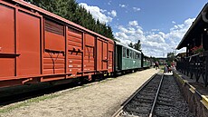 Motorový vlak úzkokolejky je p�ipravený k odjezdu z nádra�í v Nové Byst�ici. O...