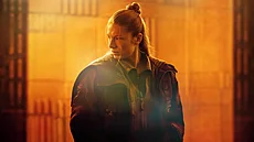 Hunter Schafer v seriálu Blade Runner 2099