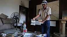 Mu�  ve svém dom� ve vesnici Zavtar al-Garbíja v ji�ním Libanonu ukazuje pytle...