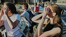�ena v Berlín� vyu�ívá podomácku vyrobenou ochranu o�í k pozorování zatm�ní...