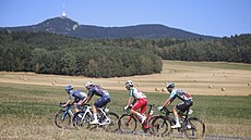 Cyklisté se chystají k vý�lapu na Je�t�d na konci 2. etapy Czech Tour.