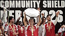 Hrá�i Arsenalu slaví zisk anglického Superpoháru.