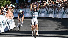 Andrew August vít�zí ve vý�lapu na Je�t�d b�hem druhé etapy Czech Tour.