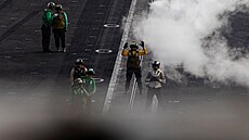 Americký námo�ník �ídí letadla na palub� letadlové lodi USS Abraham Lincoln....