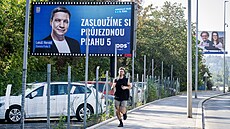 Volební billboardy pro podzimní komunální volby v Praze. Vlevo billboard s...