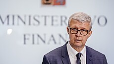 Vicepremiér a ministr pr�myslu a obchodu Karel Havlí�ek dorazil za ministryní...