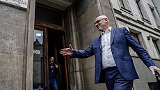 Ministr �kolství Robert Plaga dorazil za ministryní financí Alenou Schillerovou...