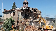 Demolice poslední opu�t�né budovy v areálu pardubické Tesly zabrala týden.