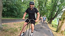 �editel vysokomýtského muzea Ji�í Junek propadl jízd� na starých velocipedech.