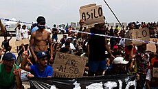 Stovky migrant�, kte�í pronikli do Ceuty, na protestu po�adovaly azyl. (15....