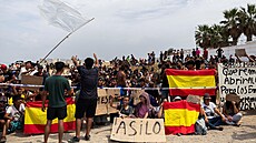 Stovky migrant�, kte�í pronikli do Ceuty, na protestu po�adovaly azyl. (15....