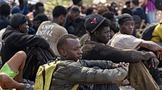 Desítky dal�ích migrant� se pokusily p�ekro�it hranice �pan�lské Ceuty. (15....
