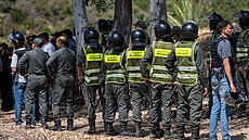Desítky dal�ích migrant� se pokusily p�ekro�it hranice �pan�lské Ceuty. (15....