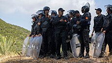 Desítky dal�ích migrant� se pokusily p�ekro�it hranice �pan�lské Ceuty. (15....