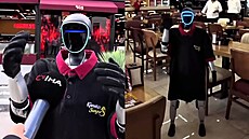 Robotický �í�ník Fiko baví hosty v restauraci v Anka�e