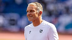 Trenér Baníku Roman Skuhravý sleduje zápas proti Artisu Brno.