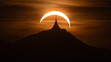 Snímek libereckého Je�t�du p�i zatm�ní Slunce od fotografa Jakuba Ku�áka.