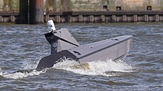 Bezpilotní dron Kraken K3 Scout plující v hamburském p�ístavi�ti po Labi. (30....
