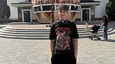 Poh�e�ovaný devatenáctiletý Andrej.