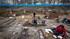 Vykopávky v Karlín� na bývalém h�bitov�