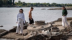 Rekordn� nízká hladina Dunaje v jihoma�arském m�st� Baja odhalila na vyschlém...