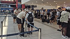 Spar�an�tí fotbalisté se v odletové hale pra�ského leti�t� chystají na cestu do...