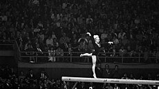 Gymnastka V�ra �áslavská na kladin�.