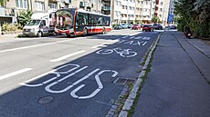 V Brn� na ulici Provazníkova mají více místa cyklisté a MHD na úkor aut....